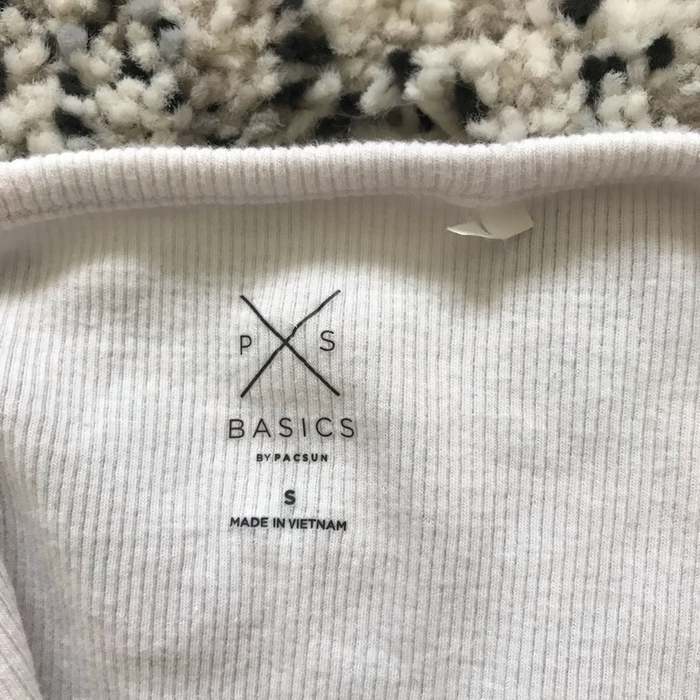 PacSun basic tank - Picture 3 of 4
